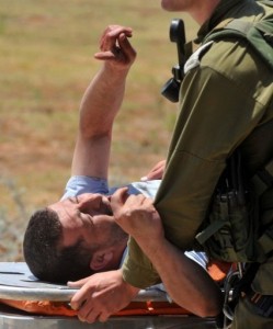 soldado israeli y activista propalestino