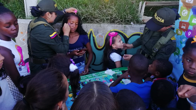 Con Pinta Caritas Y Hasta Conciertos Policias Amenizan La Estancia En La Comuna 13 Durante La Feria De Las Flores Minuto30 Com