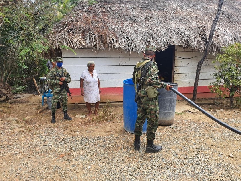 EN FOTOS: Ejército sigue entregándole ayudas a los ...