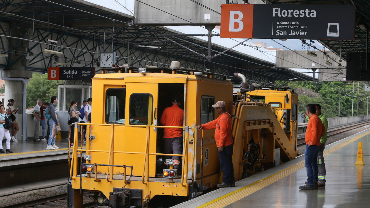 Attention!  Maintenance of the railway track on line B during Holy Week